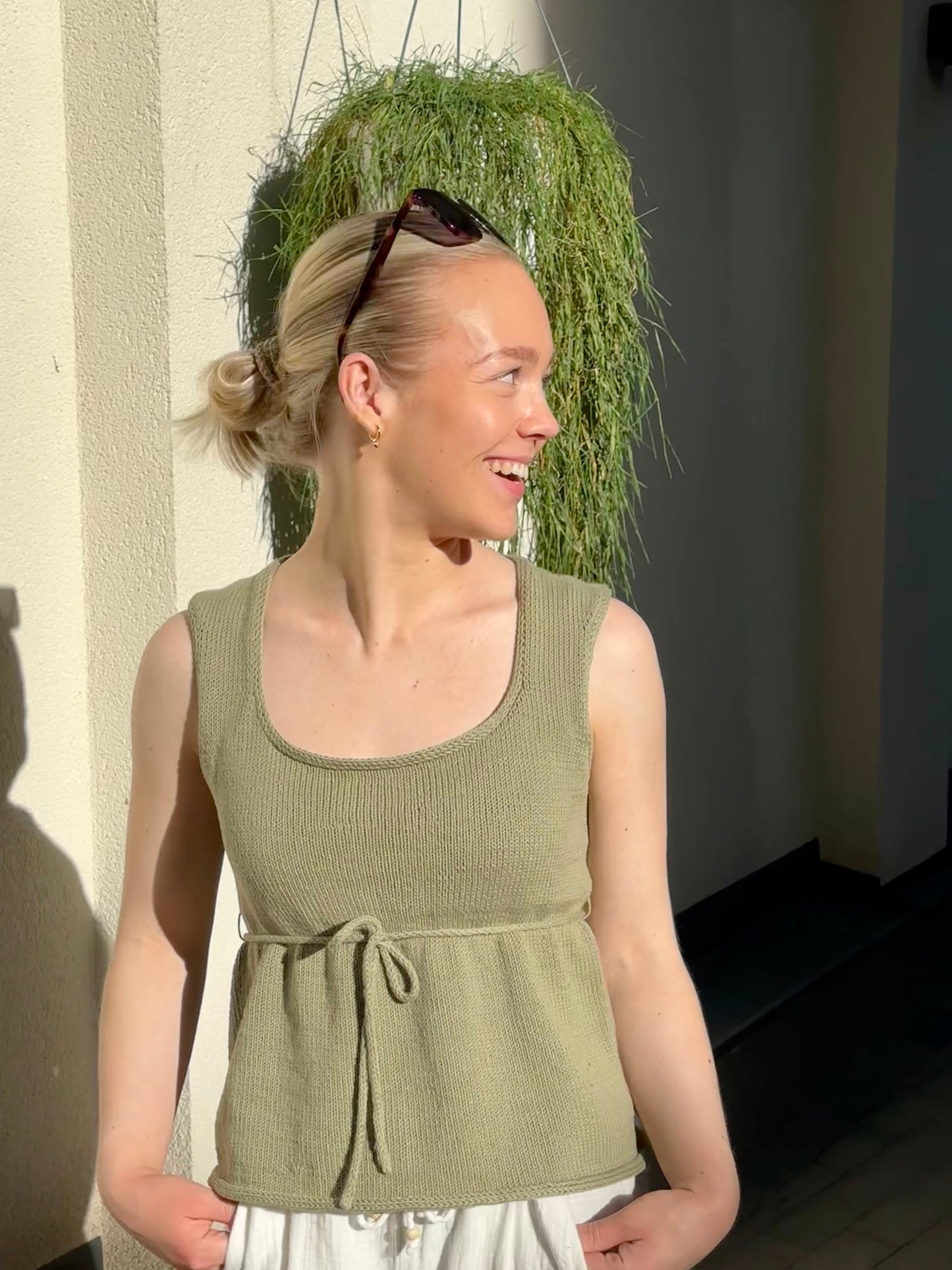 Dagnys sommertopp – med I-cord-kanter og knytesnor fra ByHollekim