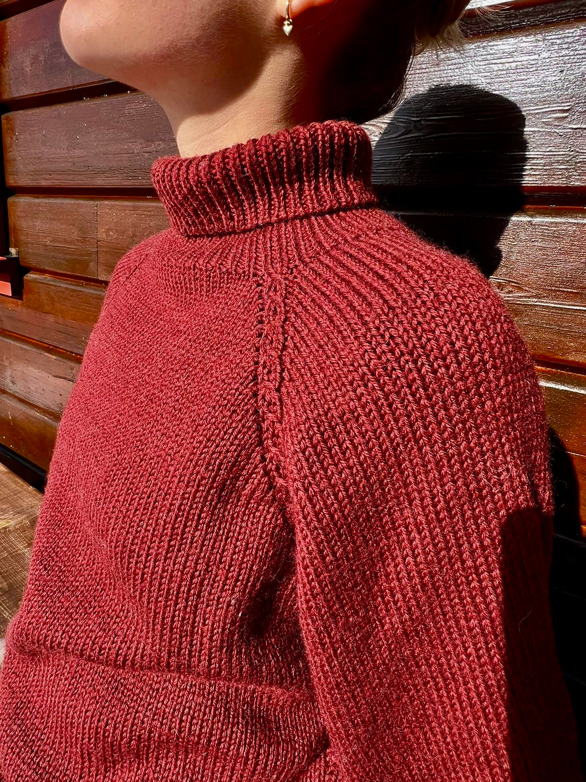 Sannegenseren – chunky – Raglangenser med falske fletter fra ByHollekim