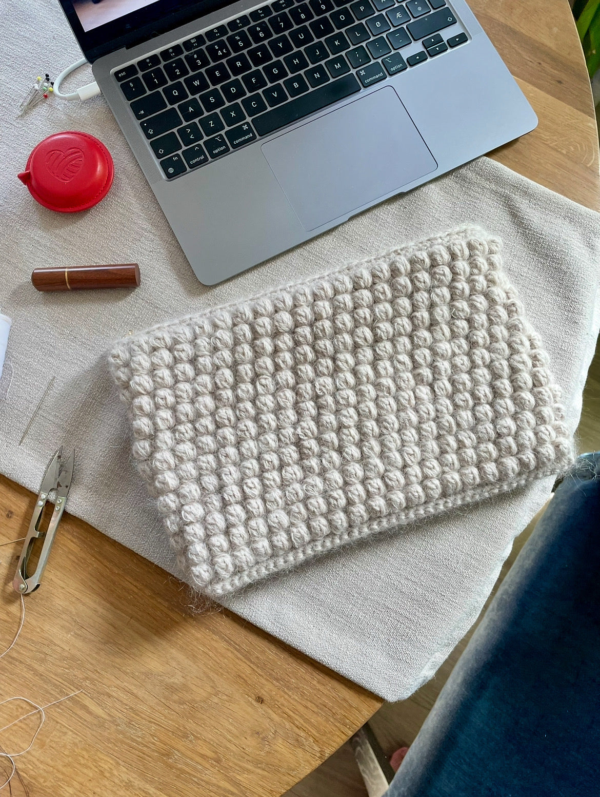 Boblekløtsjen – Heklet clutch med dekorativ boblestruktur