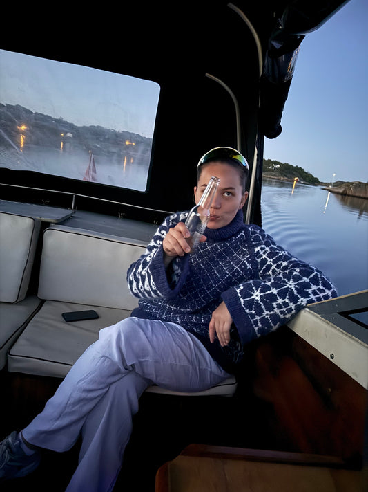 Grimstadgenseren – Klassisk mønstergenser med raglan og høy hals