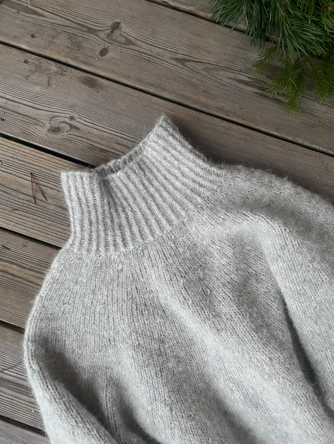 Olavagenseren – Myk og oversized genser med høy hals