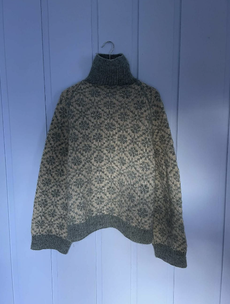 Hildegenseren Ull – Tradisjonell mønstergenser med raglan