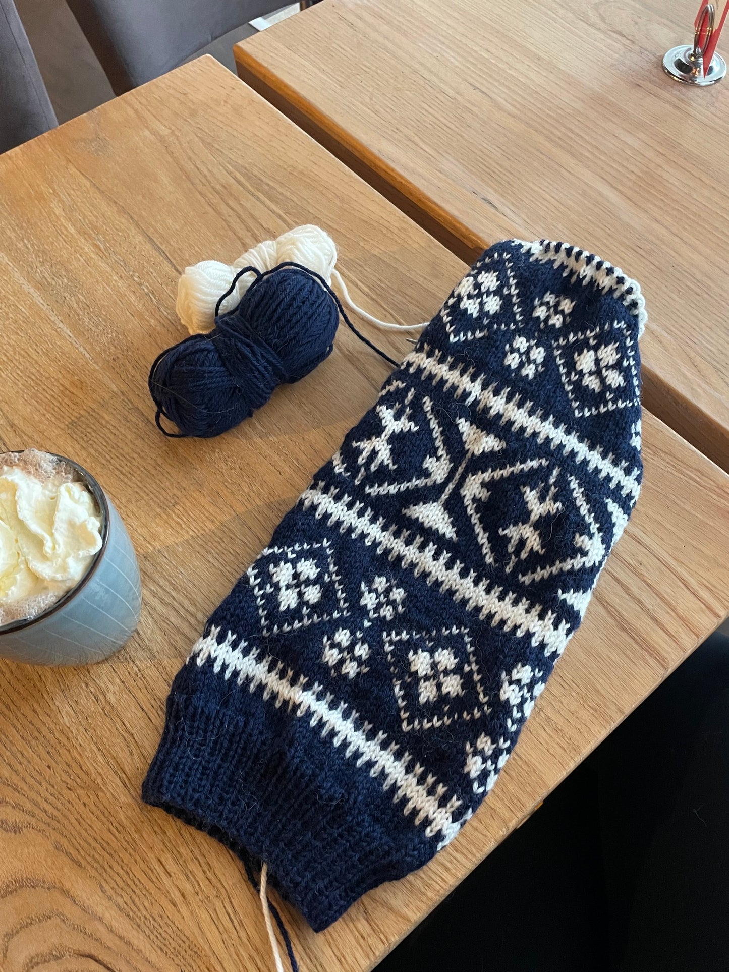 Henrikgenseren – Råtøff mønstergenser med klassisk raglan