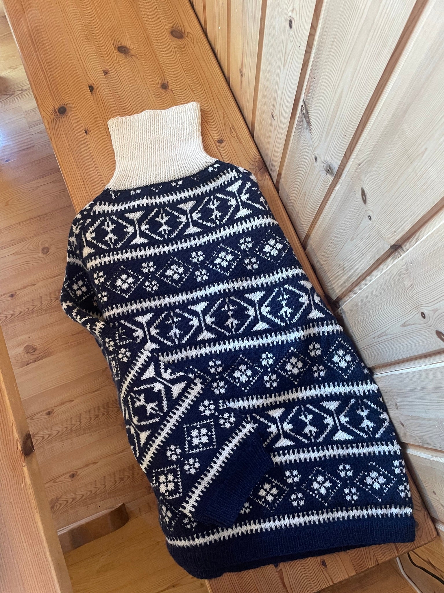 Henrikgenseren – Råtøff mønstergenser med klassisk raglan