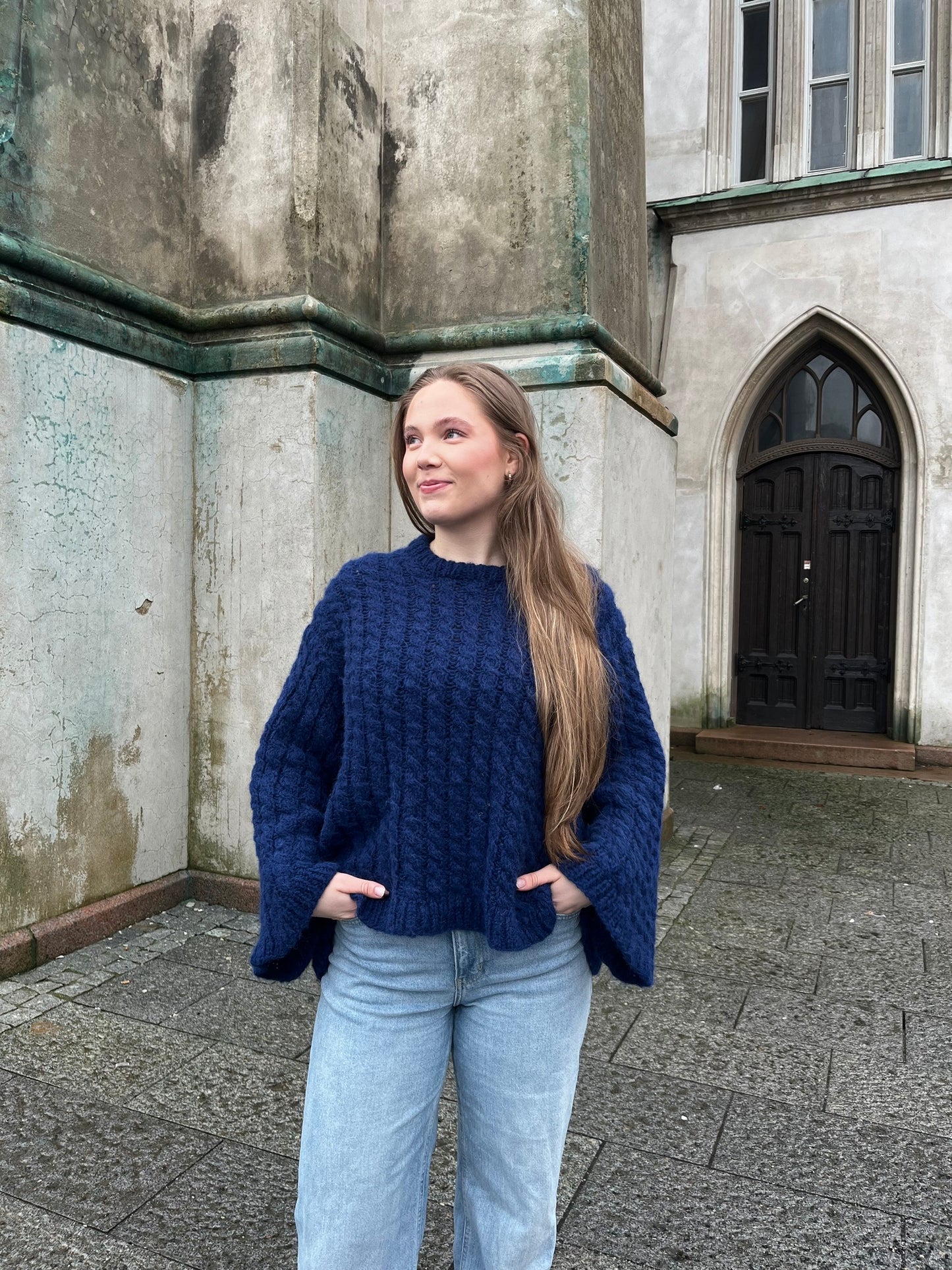 Hyphera Sweater – Strukturstrikket oversized genser med fletter