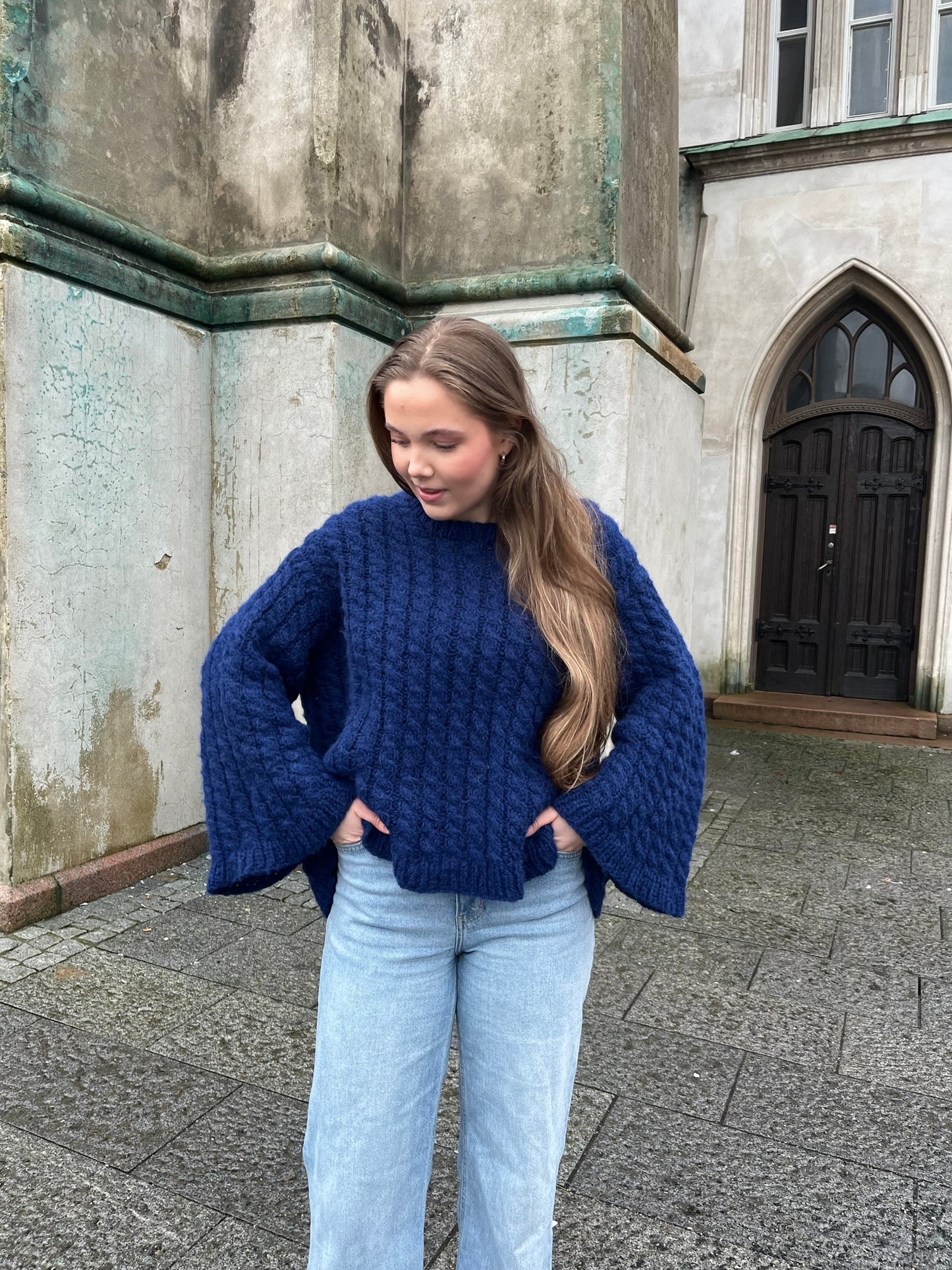 Hyphera Sweater – Strukturstrikket oversized genser med fletter