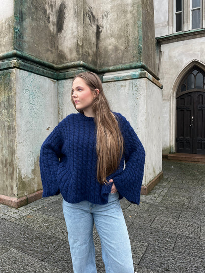 Hyphera Sweater – Strukturstrikket oversized genser med fletter
