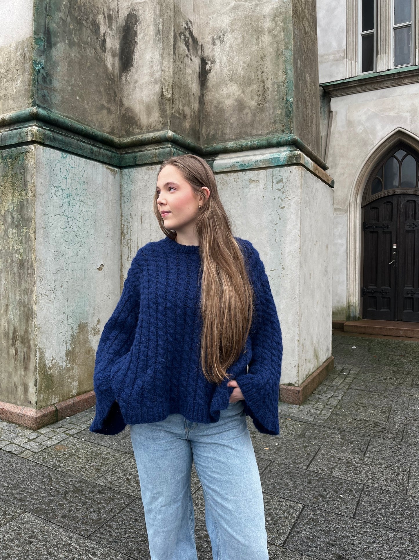 Hyphera Sweater – Strukturstrikket oversized genser med fletter