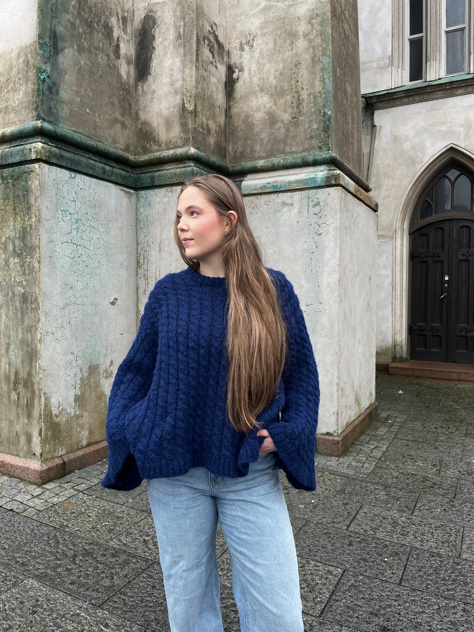 Hyphera Sweater – Strukturstrikket oversized genser med fletter
