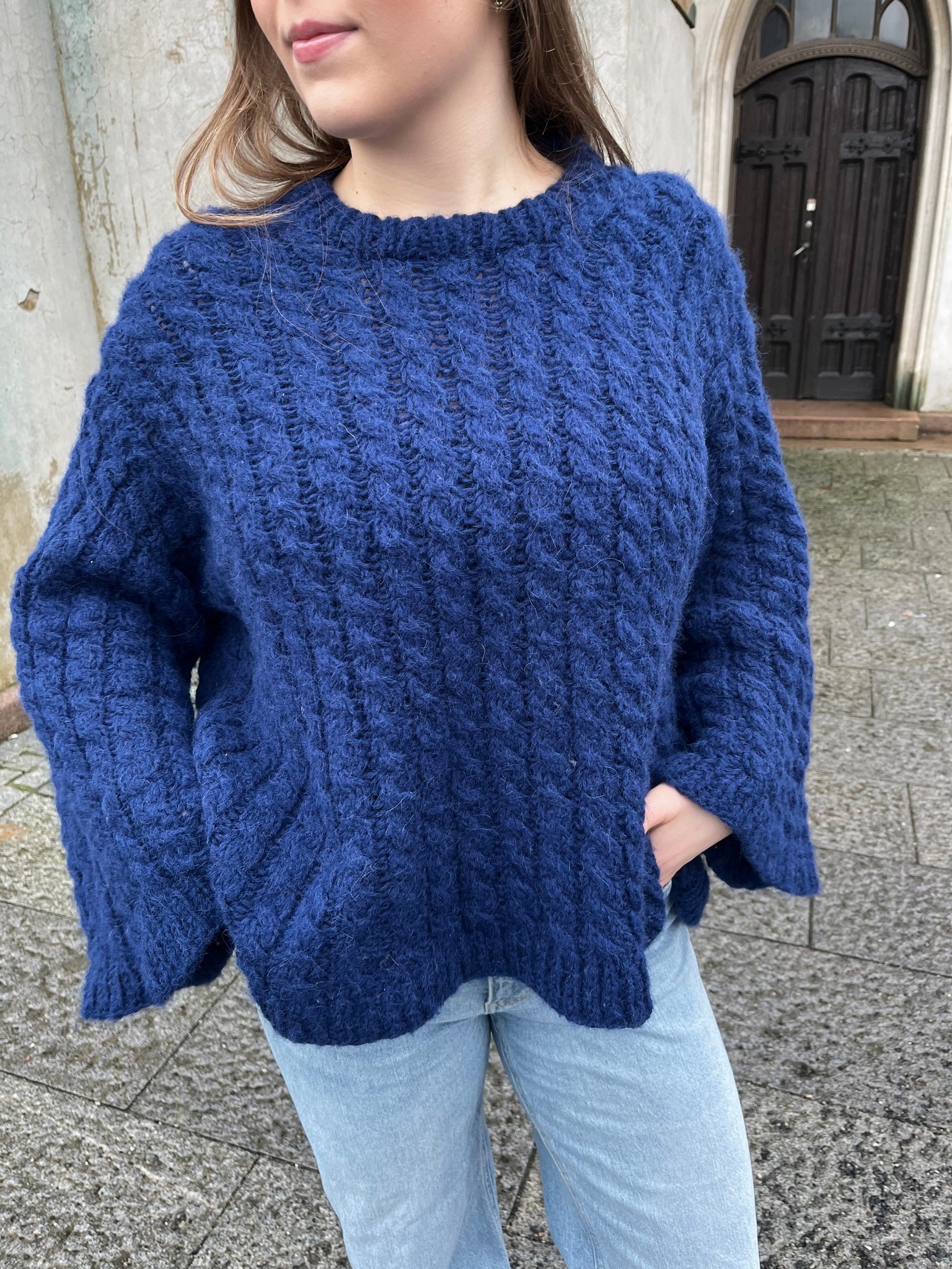 Hyphera Sweater – Strukturstrikket oversized genser med fletter
