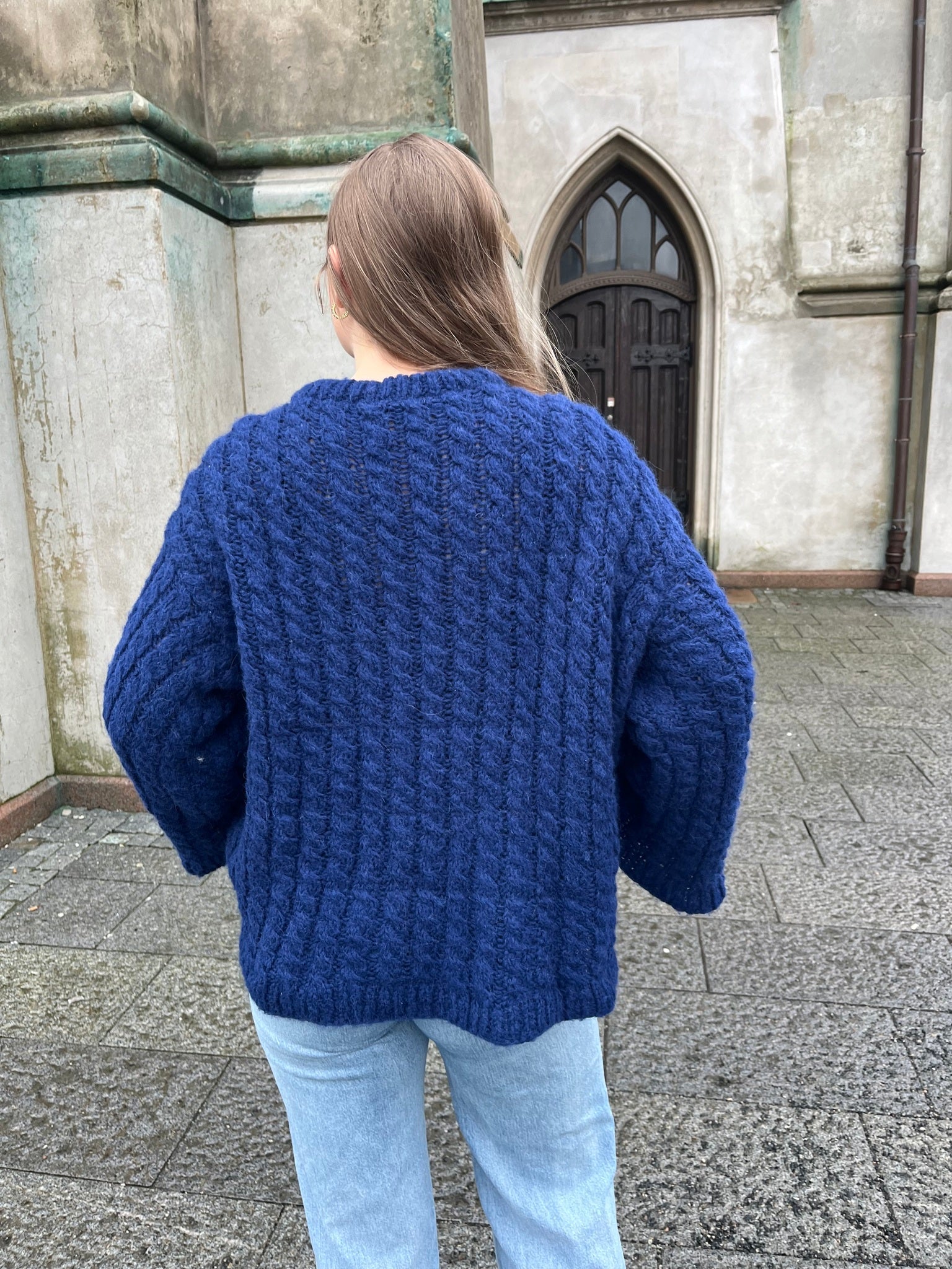 Hyphera Sweater – Strukturstrikket oversized genser med fletter