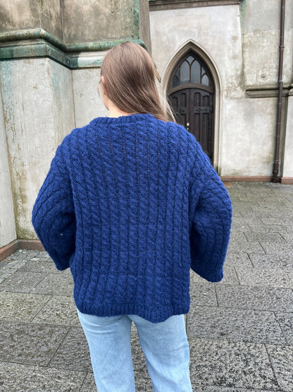Hyphera Sweater – Strukturstrikket oversized genser med fletter