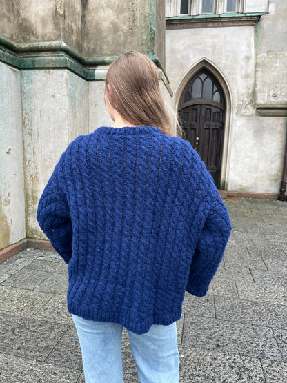 Hyphera Sweater – Strukturstrikket oversized genser med fletter