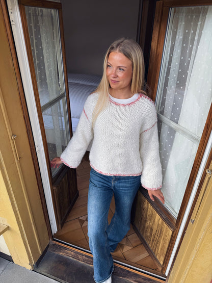 Lea Sweater – chunky og myk genser med delikate kontrastdetaljer
