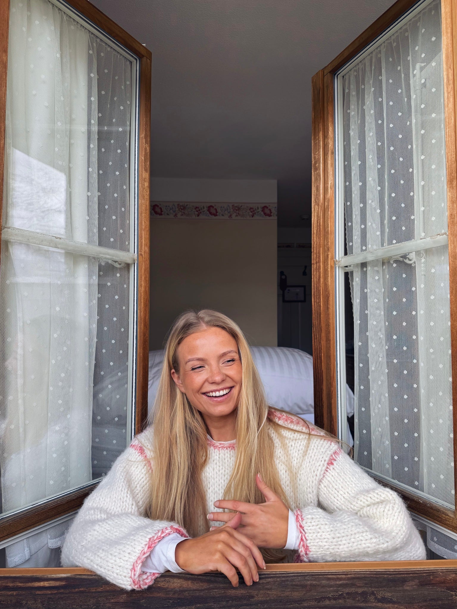 Lea Sweater – chunky og myk genser med delikate kontrastdetaljer