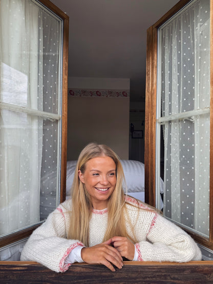 Lea Sweater – chunky og myk genser med delikate kontrastdetaljer