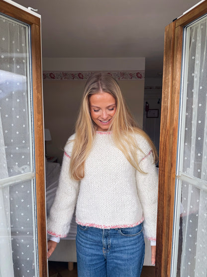 Lea Sweater – chunky og myk genser med delikate kontrastdetaljer