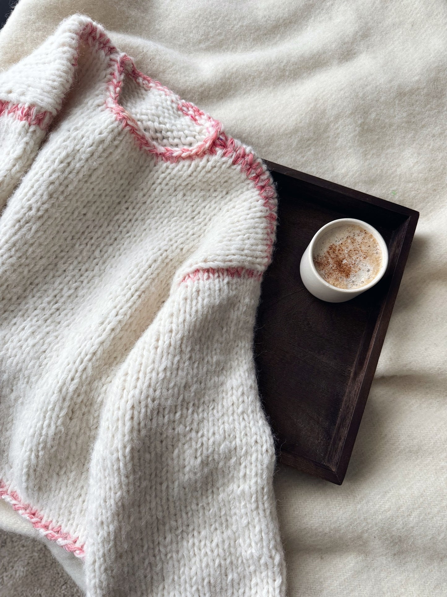 Lea Sweater – chunky og myk genser med delikate kontrastdetaljer