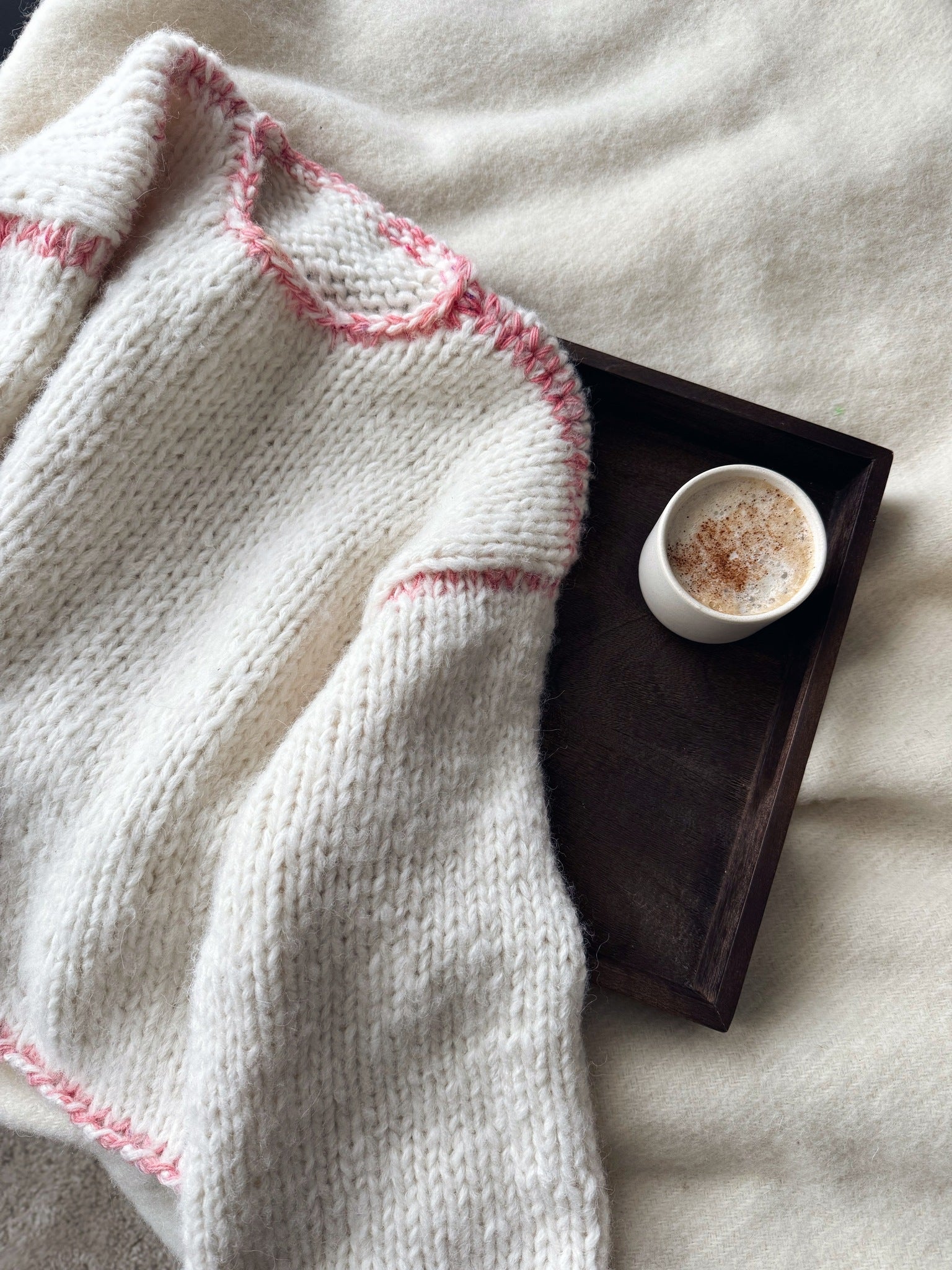 Lea Sweater – chunky og myk genser med delikate kontrastdetaljer