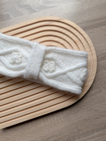 Petalia Twist – feminint pannebånd med heklete blomster