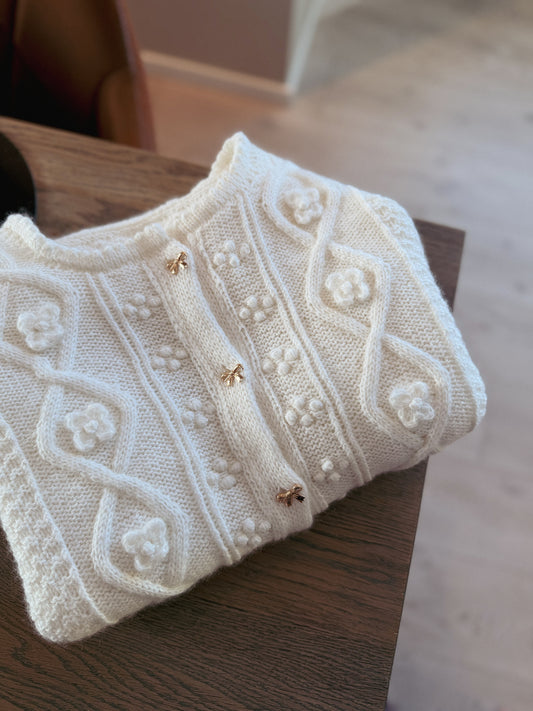Petalia Cardigan - feminin og delikat strikk fra Mine Gleder