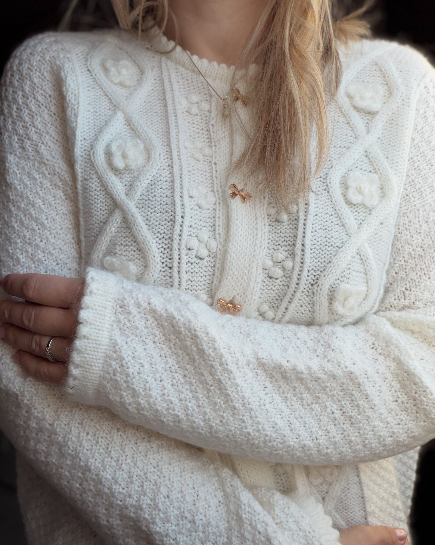 Petalia Cardigan - feminin og delikat strikk fra Mine Gleder