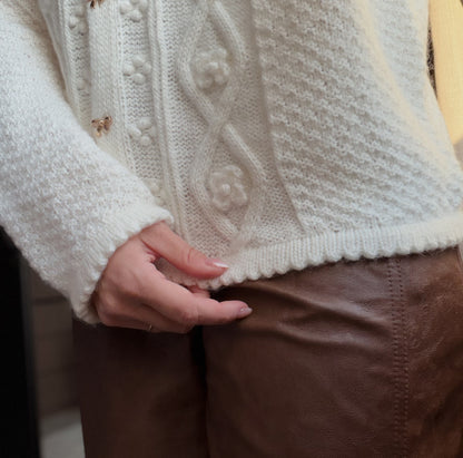 Petalia Cardigan - feminin og delikat strikk fra Mine Gleder