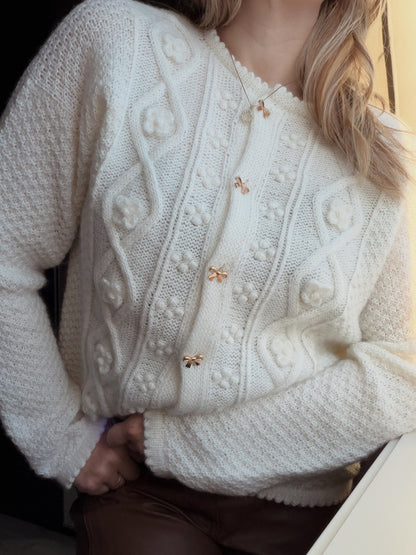 Petalia Cardigan - feminin og delikat strikk fra Mine Gleder