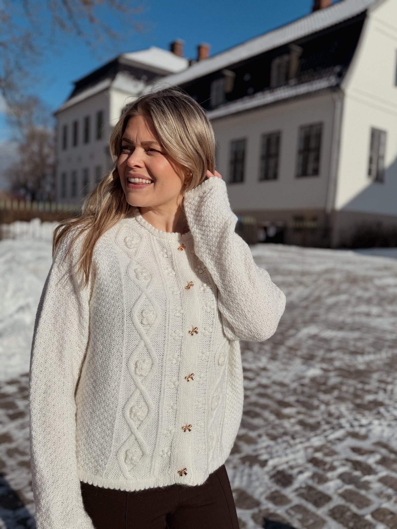 Petalia Cardigan - feminin og delikat strikk fra Mine Gleder