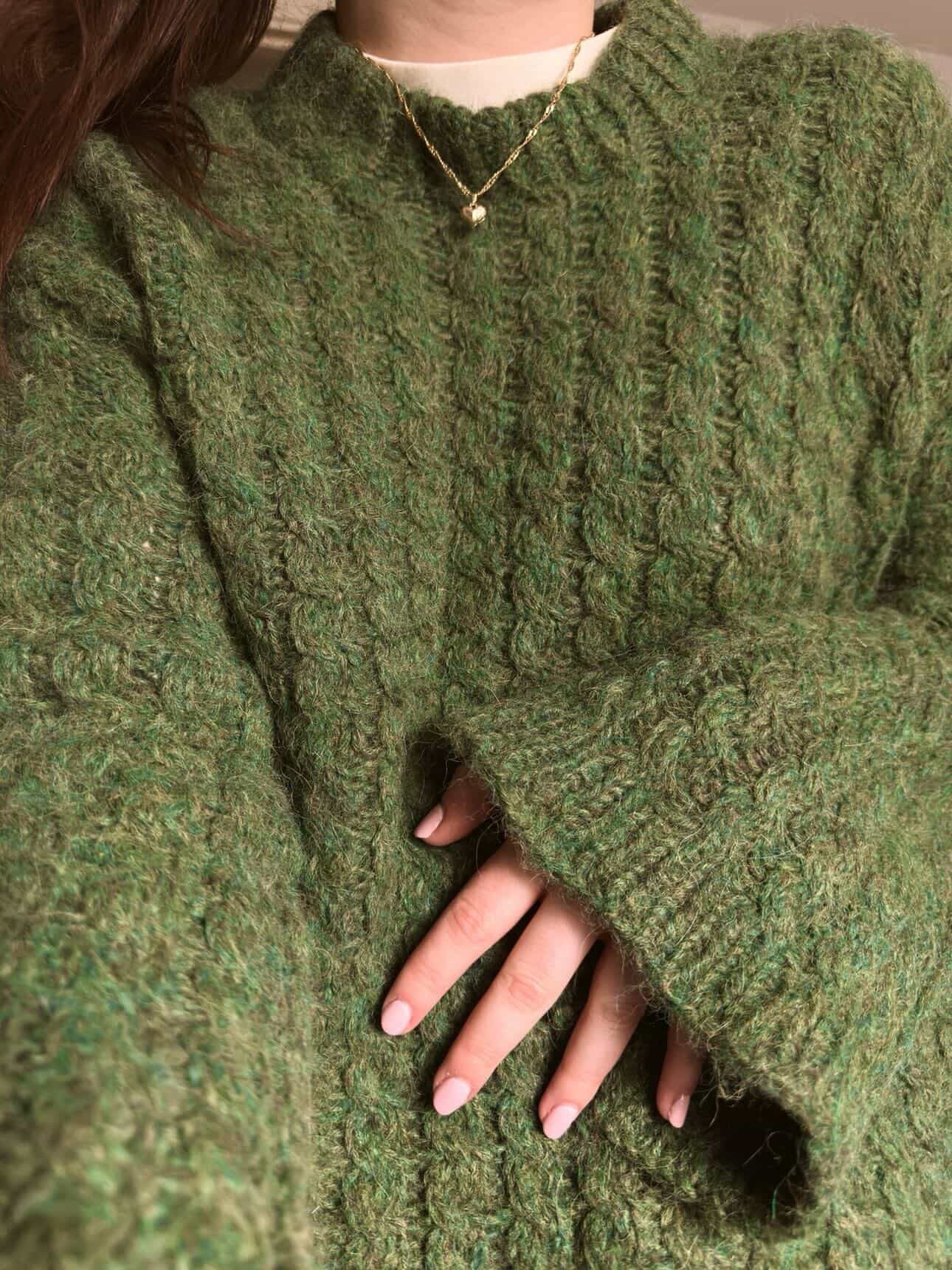 Hyphera Sweater – Strukturstrikket oversized genser med fletter