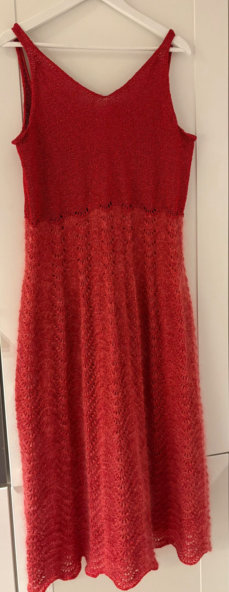 Lavinia Dress – elegant strikkekjole med glitrende detaljer