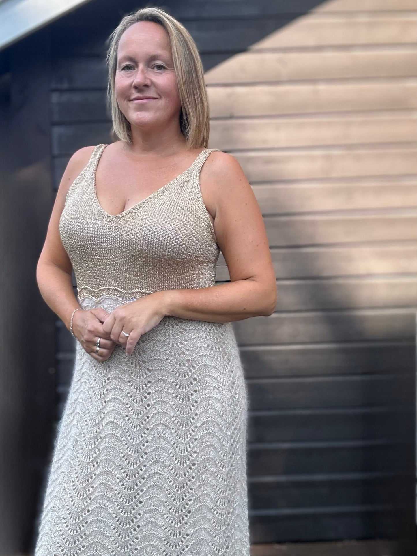 Lavinia Dress – elegant strikkekjole med glitrende detaljer
