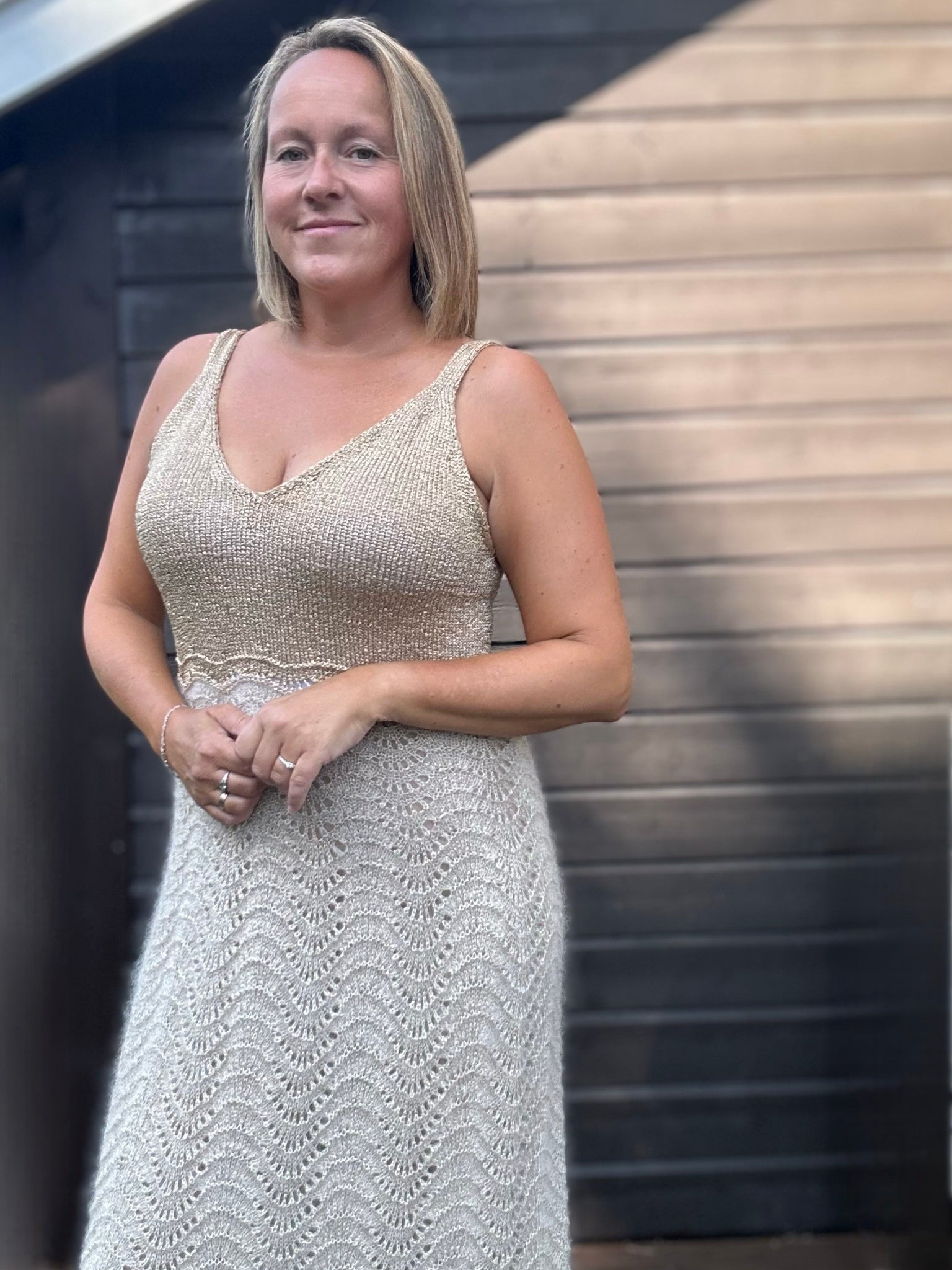 Lavinia Dress – elegant strikkekjole med glitrende detaljer