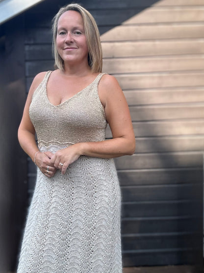 Lavinia Dress – elegant strikkekjole med glitrende detaljer