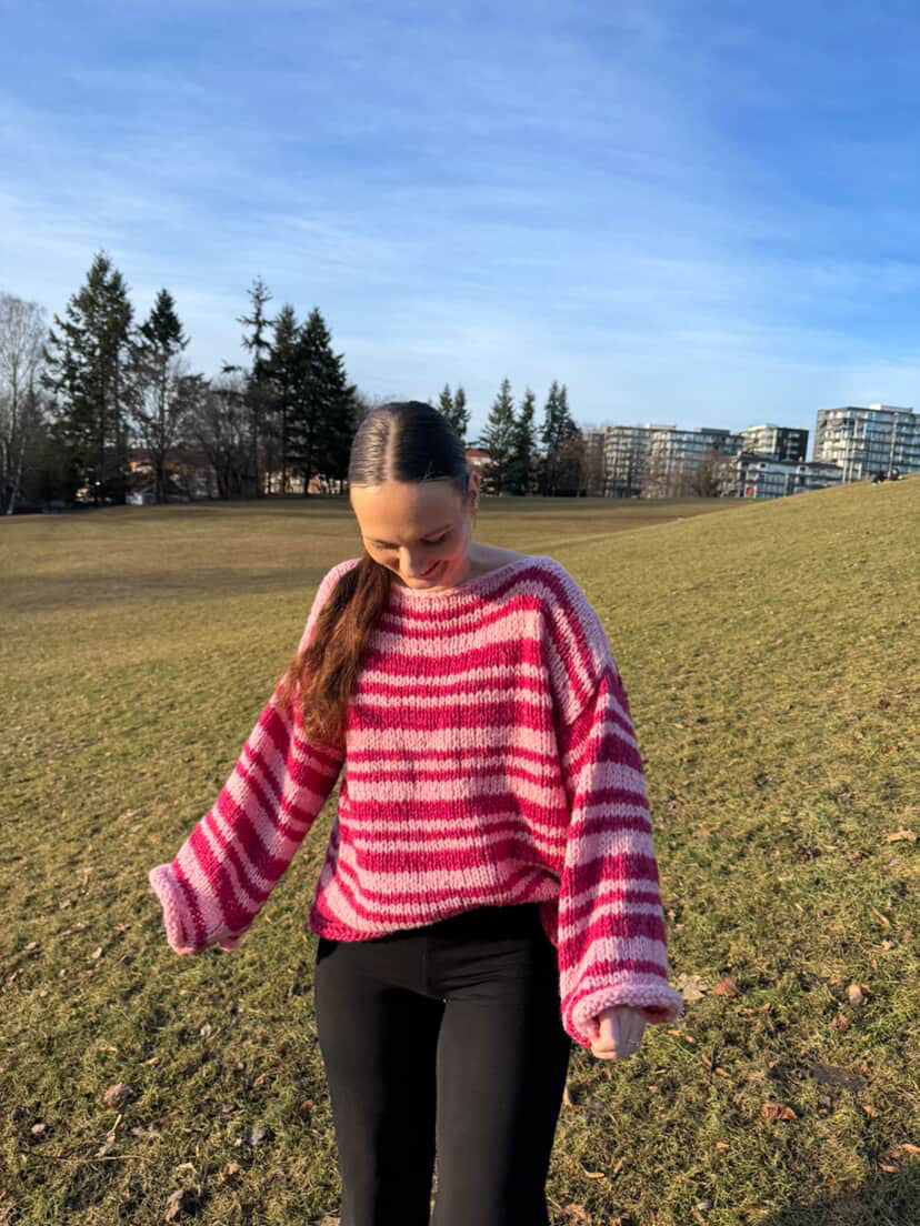 Mocha sweater – Stripete favorittgenser med trendy passform