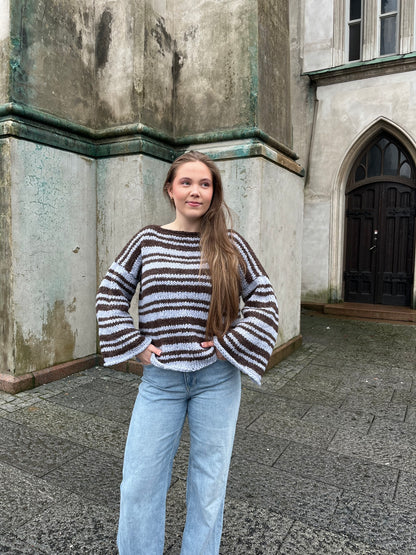 Mocha sweater – Stripete favorittgenser med trendy passform