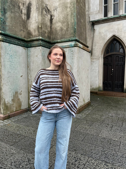 Mocha sweater – Stripete favorittgenser med trendy passform
