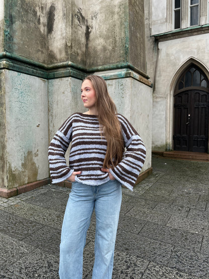 Mocha sweater – Stripete favorittgenser med trendy passform