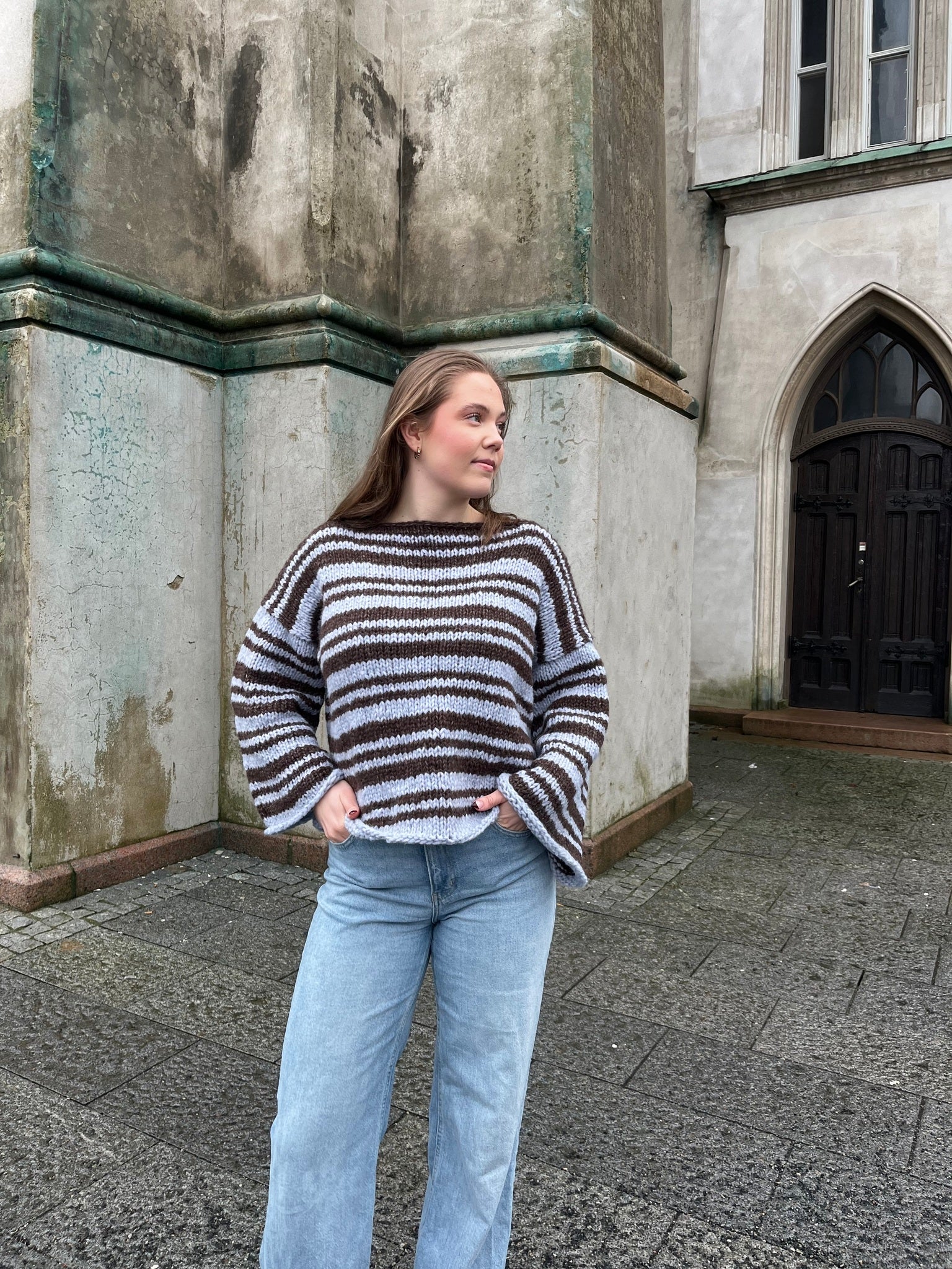 Mocha sweater – Stripete favorittgenser med trendy passform