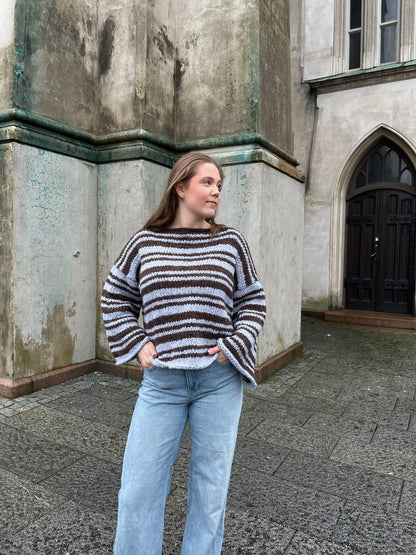 Mocha sweater – Stripete favorittgenser med trendy passform