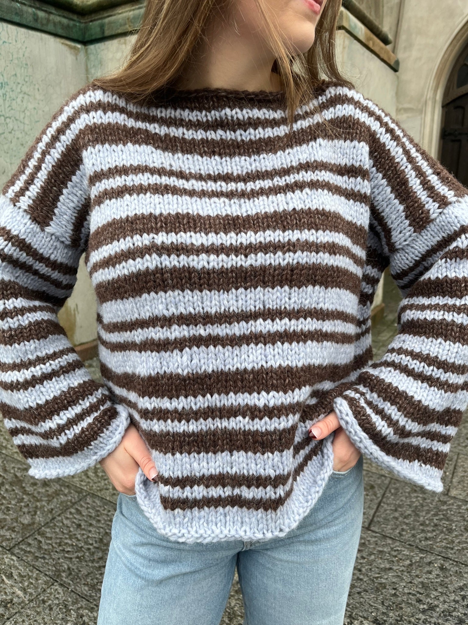 Mocha sweater – Stripete favorittgenser med trendy passform