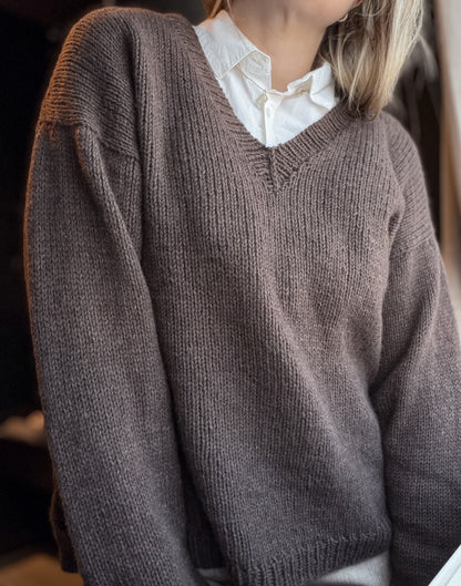 Sidepath sweater – Tidløs V-halsgenser med skjult flettedetalj