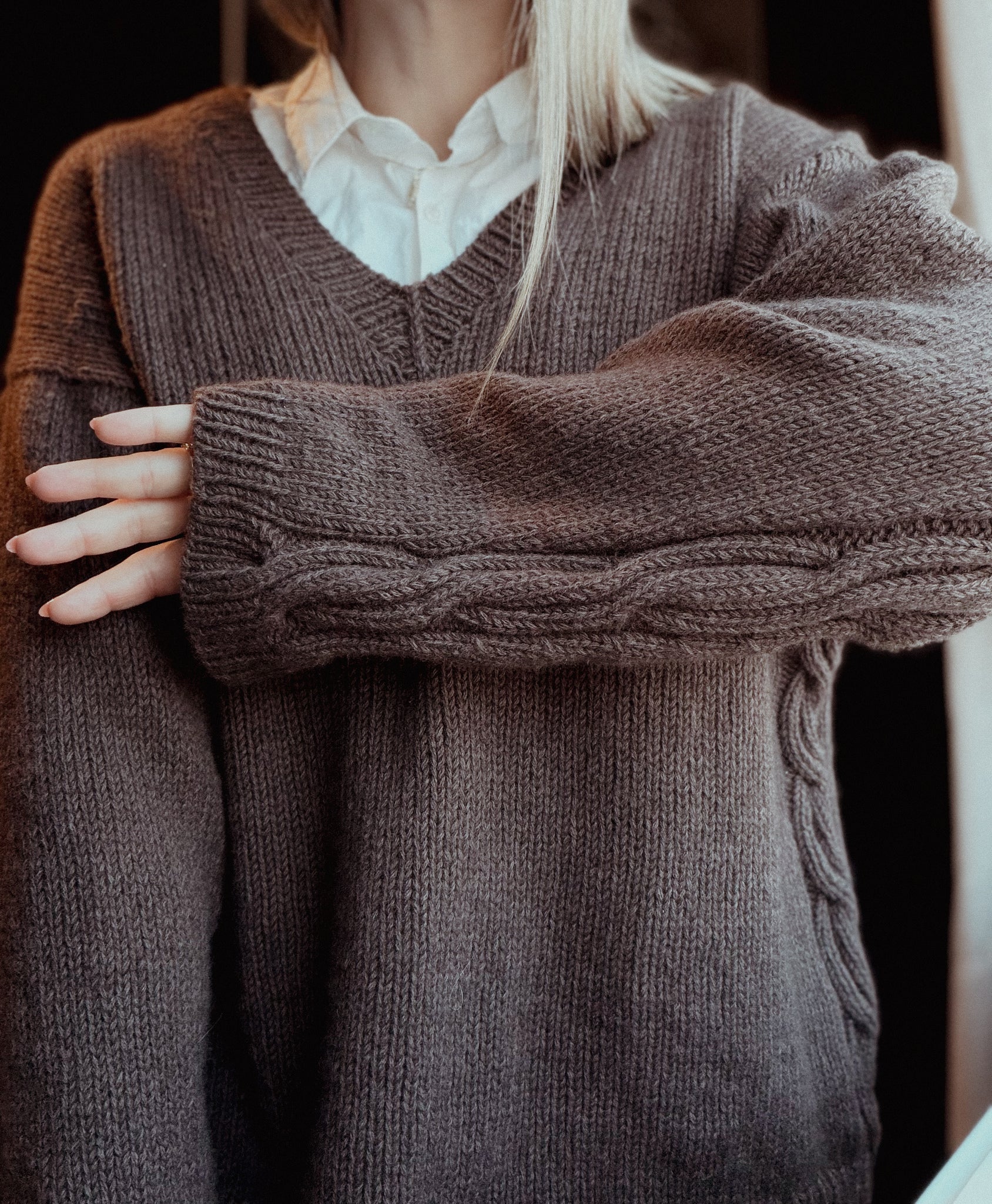Sidepath sweater – Tidløs V-halsgenser med skjult flettedetalj