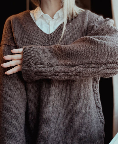Sidepath sweater – Tidløs V-halsgenser med skjult flettedetalj