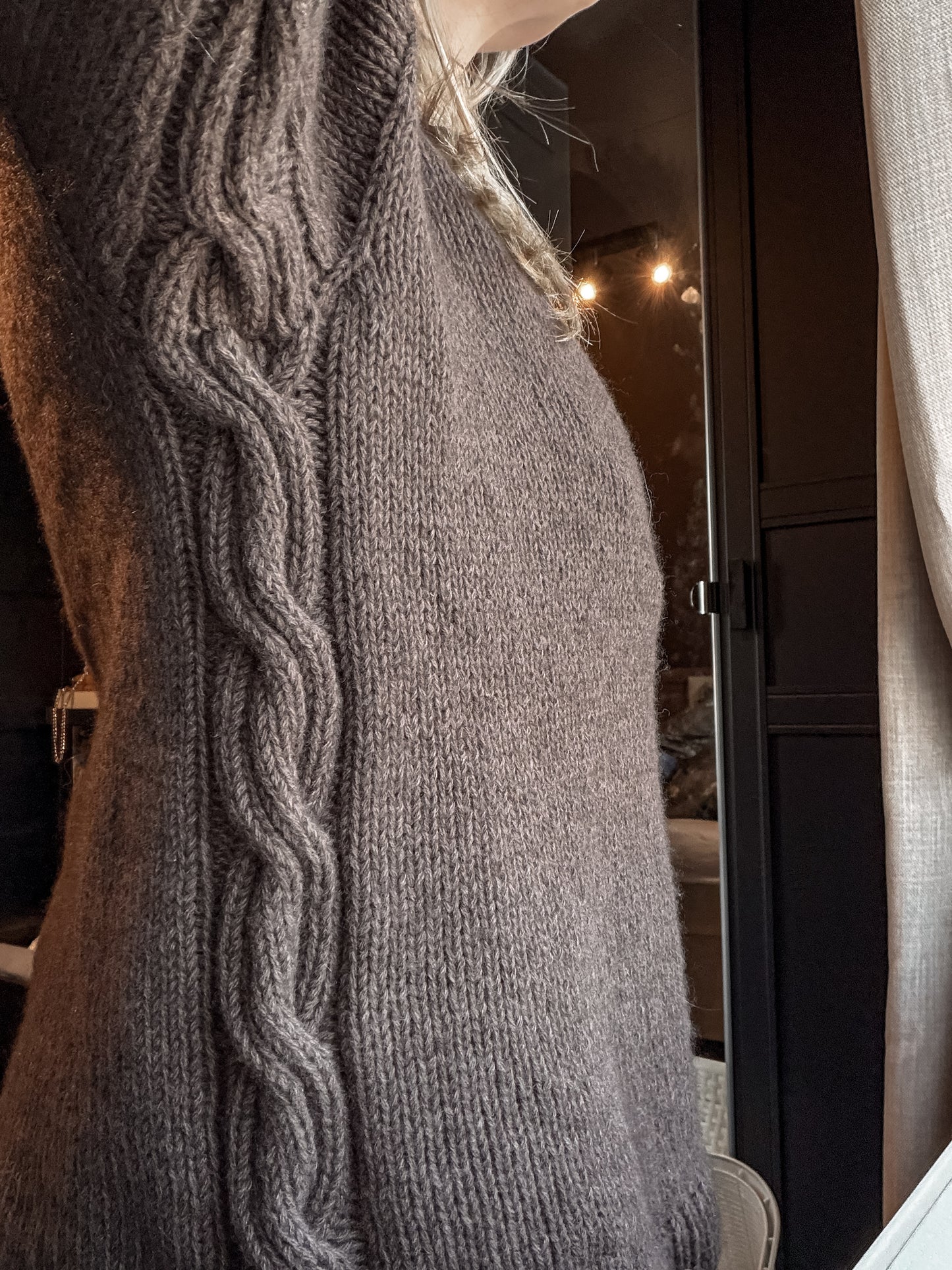 Sidepath sweater – Tidløs V-halsgenser med skjult flettedetalj