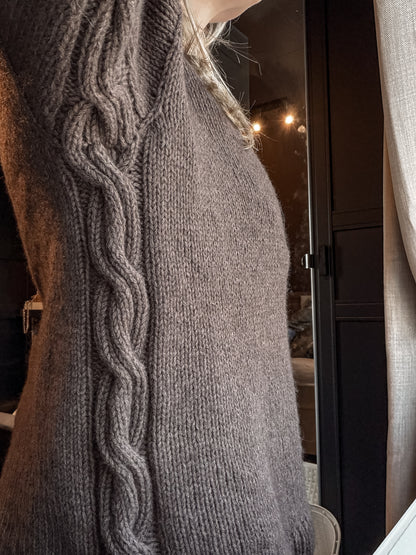 Sidepath sweater – Tidløs V-halsgenser med skjult flettedetalj