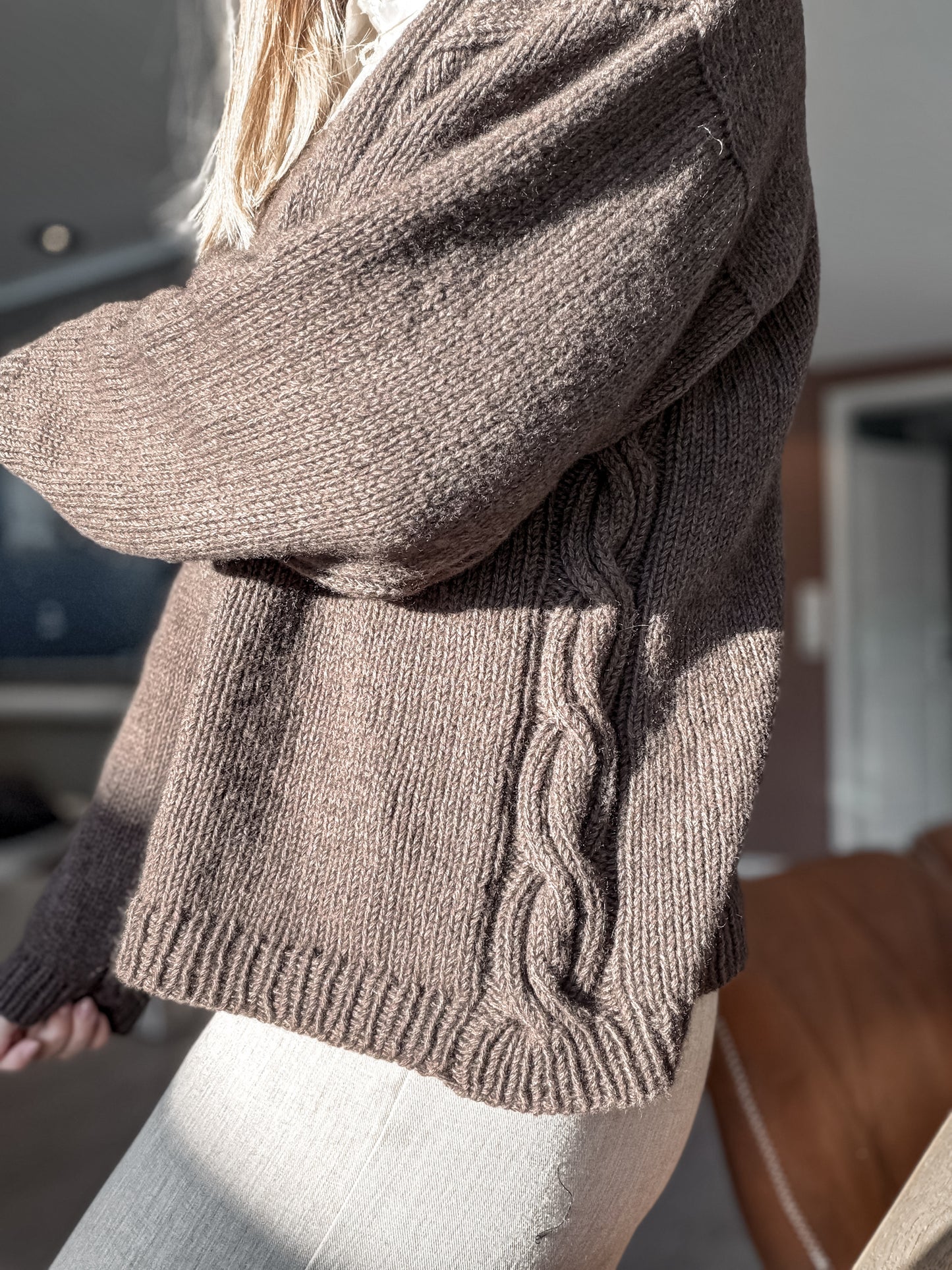 Sidepath sweater – Tidløs V-halsgenser med skjult flettedetalj