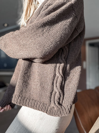 Sidepath sweater – Tidløs V-halsgenser med skjult flettedetalj
