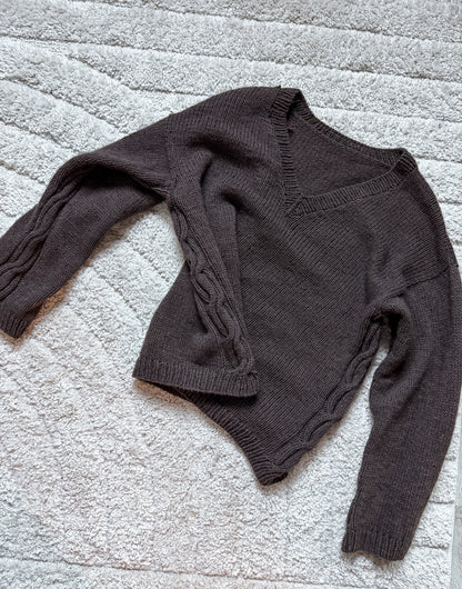 Sidepath sweater – Tidløs V-halsgenser med skjult flettedetalj