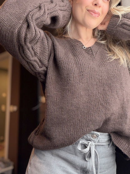 Sidepath sweater – Tidløs V-halsgenser med skjult flettedetalj